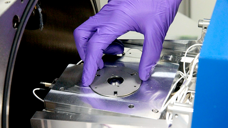 Delmic sample placement