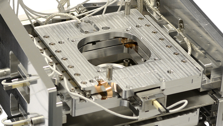 Een vacuümbestendige optische encoder (vacuüm sensor) was de oplossing voor het nauwkeurig positioneren van een sample in een unieke microscoop. De SECOM maakt correlatieve fluorescentie & elektronen microscopie mogelijk.