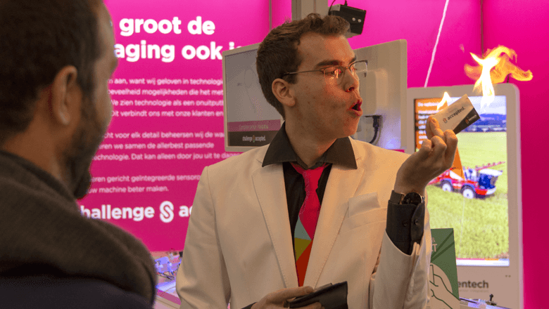 Illusionist speelt met vuur bij Automation 2019