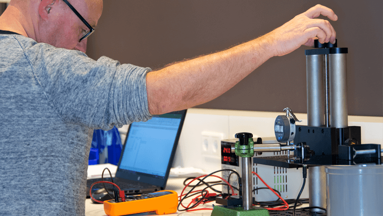 Engineer maakt prototype voor sensoroplossing