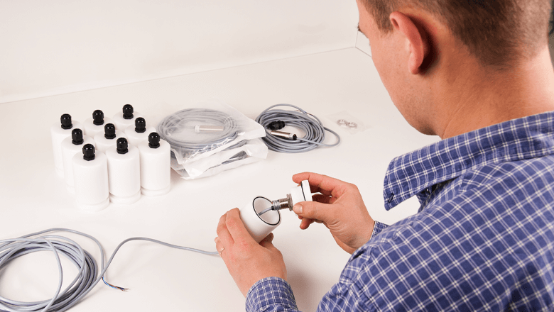 Sensor Assembly Engineer zet sensor in elkaar