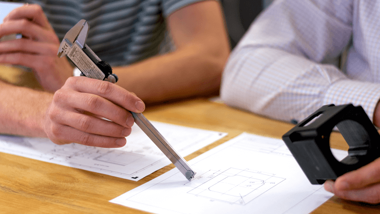 R&D Engineers discussiëren over de sensorbehuizing